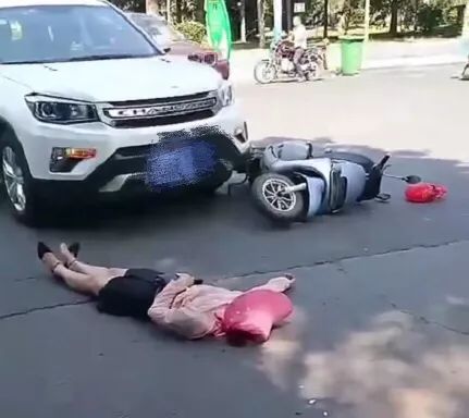 遂川城南路段突发一起车祸女车主受伤倒地疑似