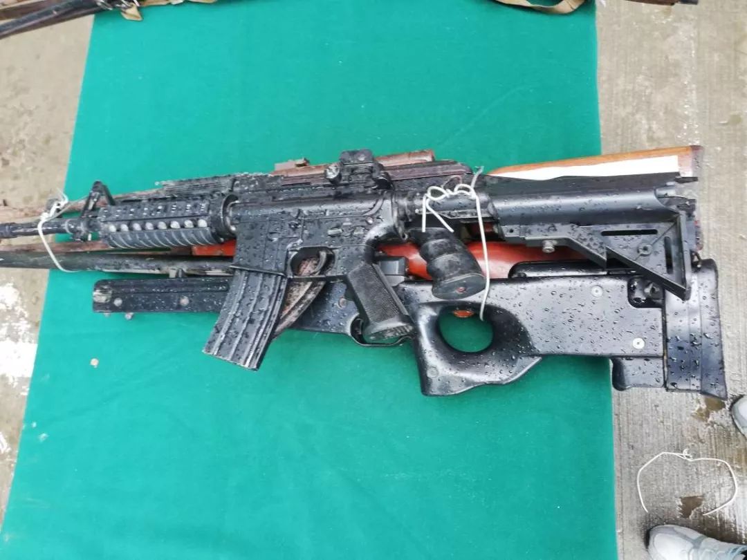 曝光濮阳大批警察集中销毁非法枪爆物品