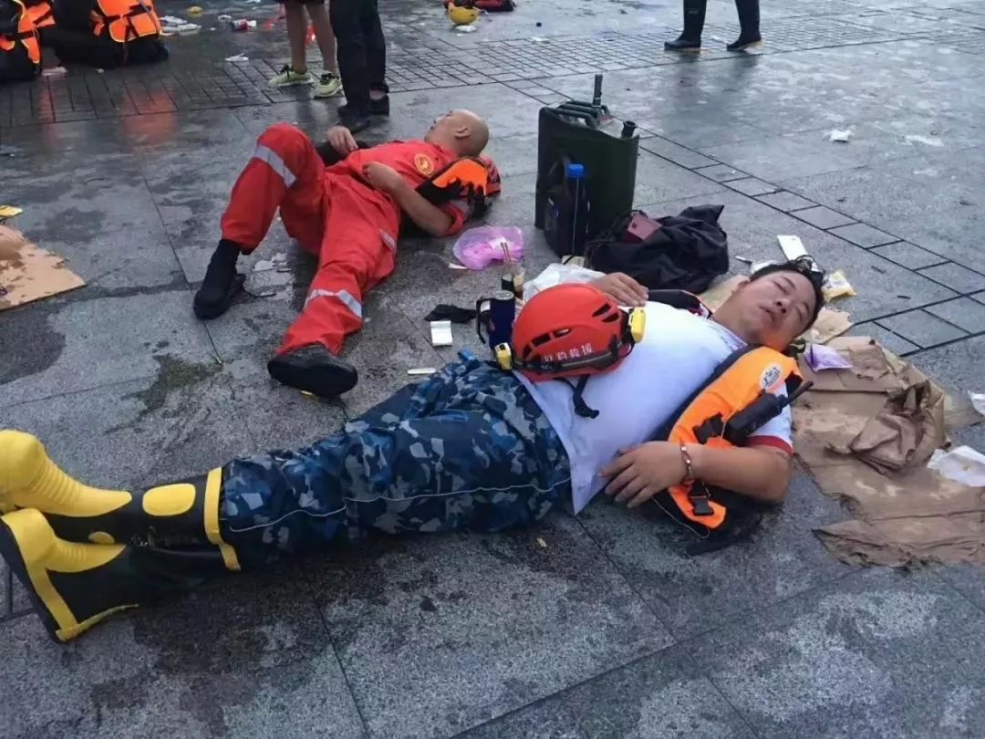 用志愿精神书写城西抗灾救灾新篇章致敬红豹救援队