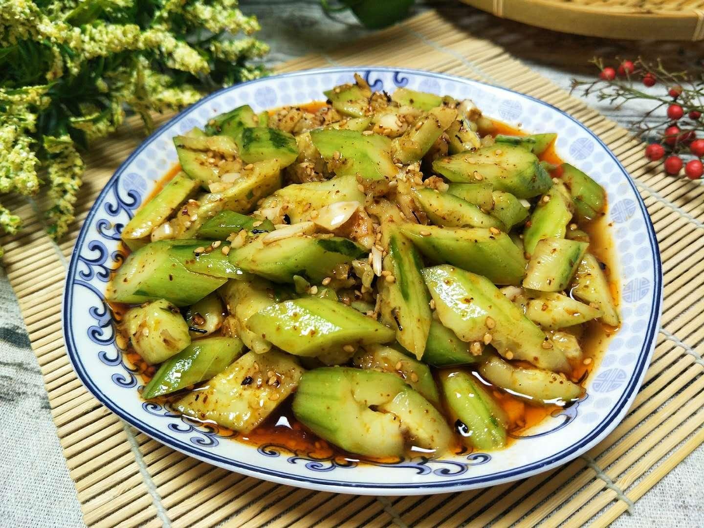 凉拌黄瓜也有诀窍,记住这一点,黄瓜又脆又嫩,还更入味!