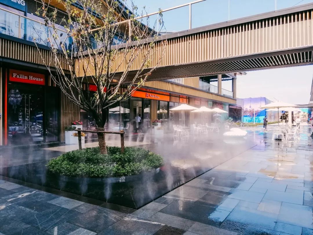 商业街入口门廊▲下层式会客厅▲星空水景▲主入口细节▲主入口馅节