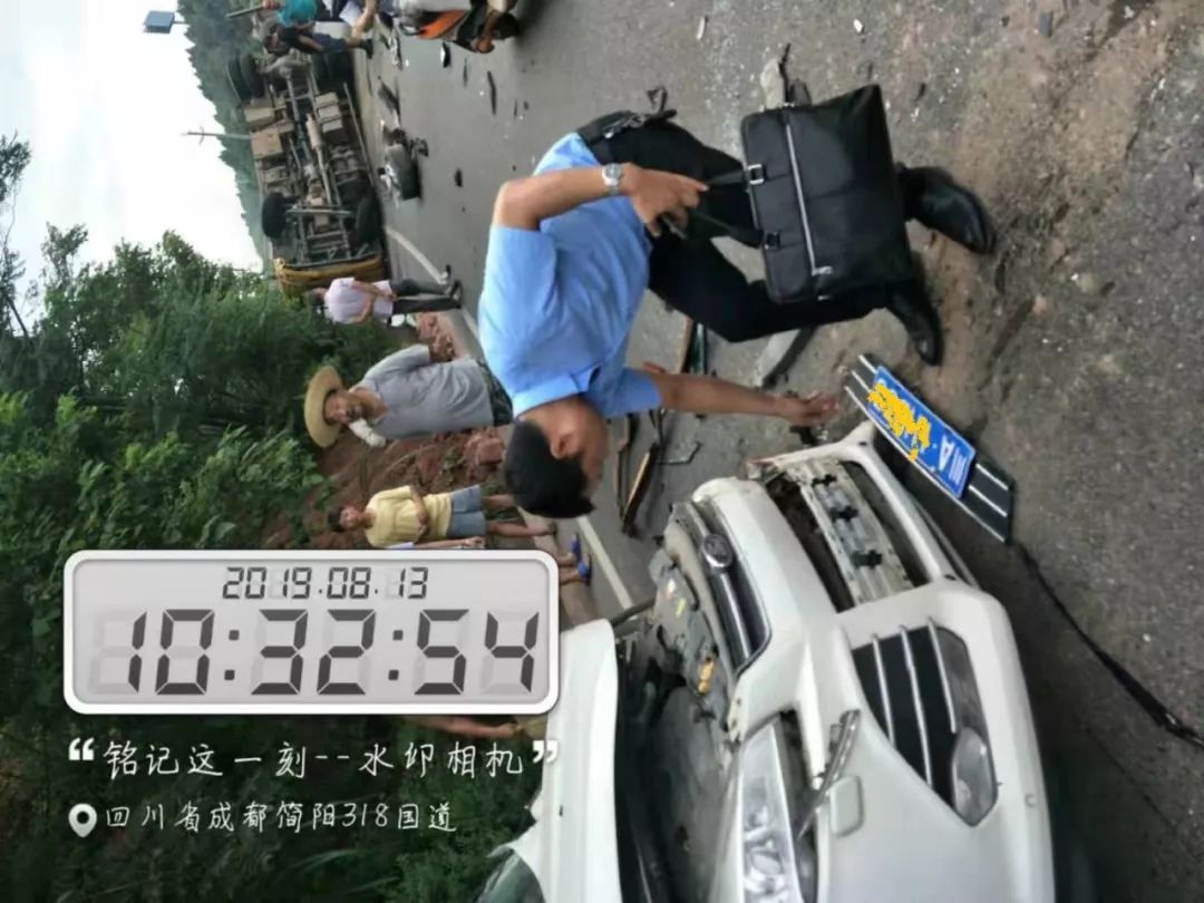 突发简阳318国道贾家段一小车与大货车相撞造成大堵车