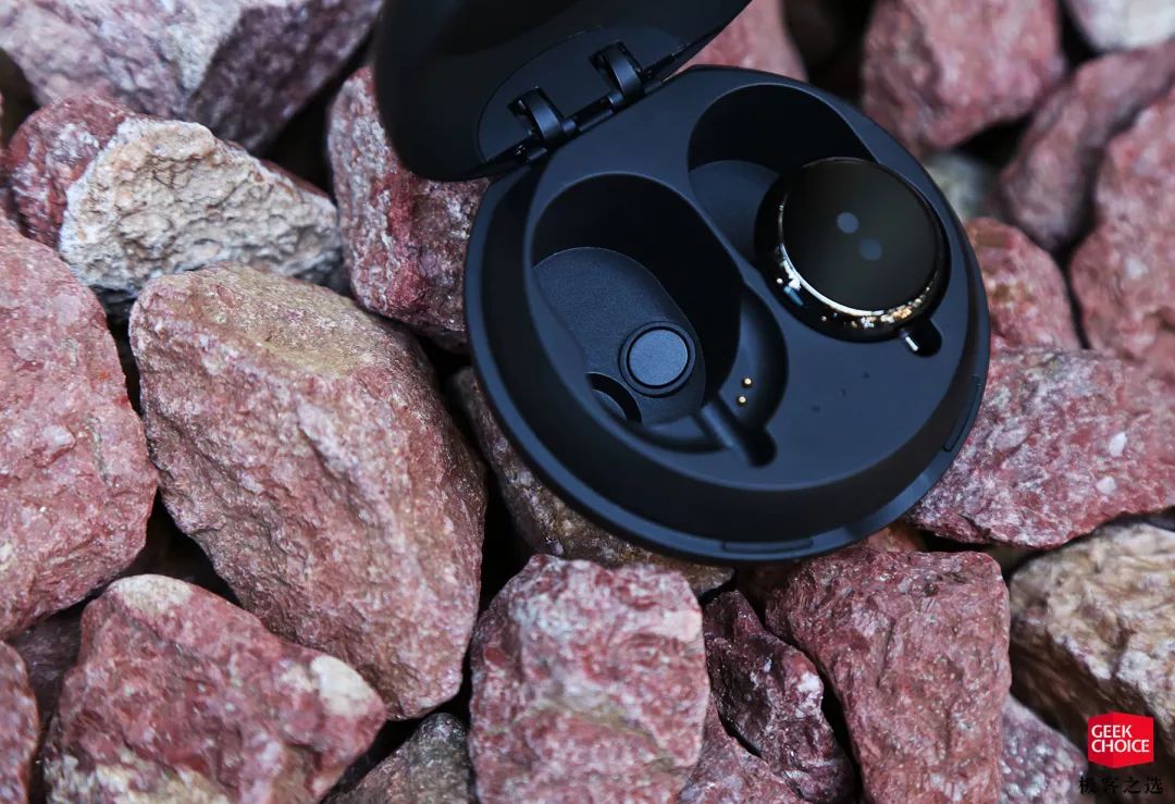 图赏丨buttonsair黑眼豆豆主唱调音一款很时尚的真无线耳机