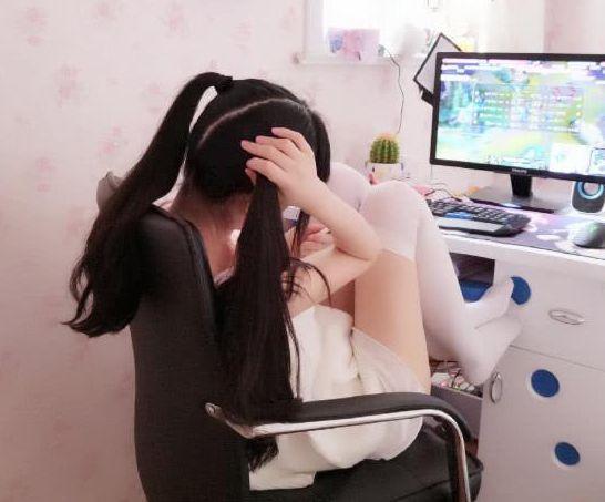 赛高酱被网友质疑飞机场淡定晒事业线回击网友这是萝莉