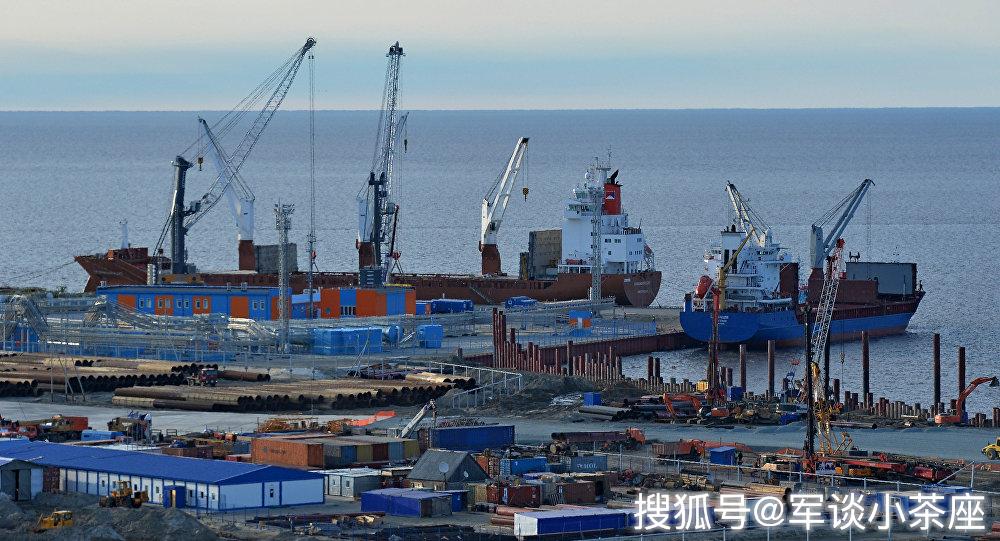 阿巴斯港升起东方国旗,伊朗海军护送油轮通过海峡,美舰让出航道