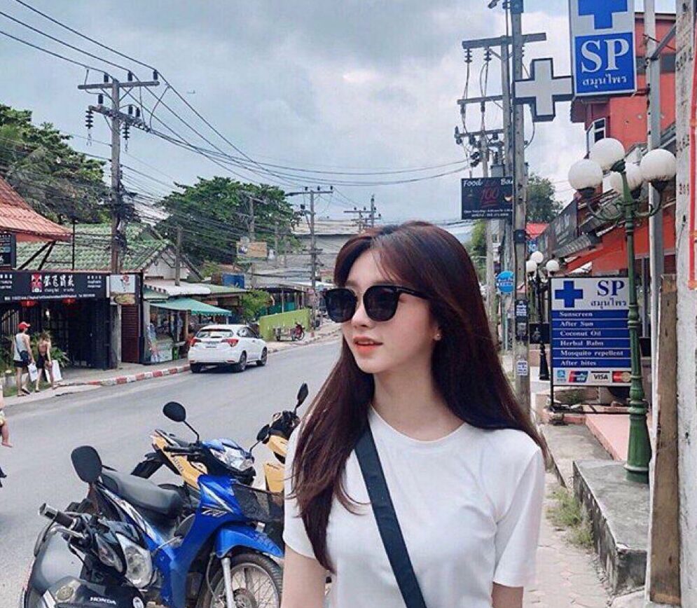 随后,疑似黄子韬女朋友的真容也被扒出来,原来这个妹子是一个韩国小网