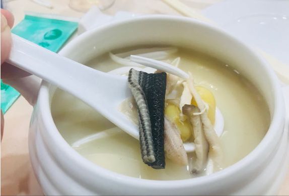 上过《寻味顺德》的 菊花水蛇羹 ,清爽干净的汤汁伴随浓郁的鲜香,喝三