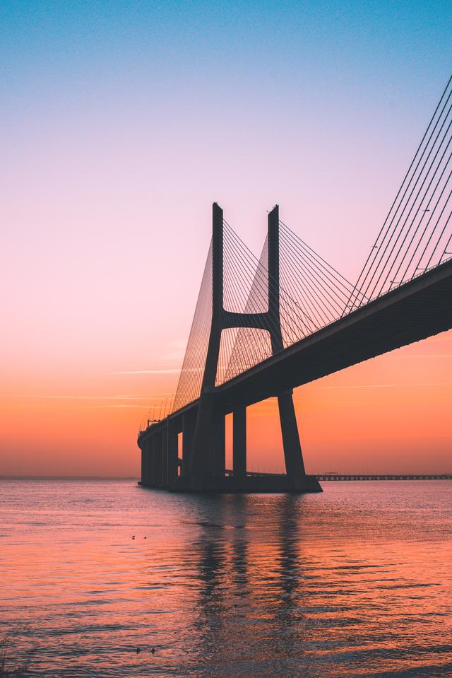 隔岸相望流水隔隐隐飞桥连野烟