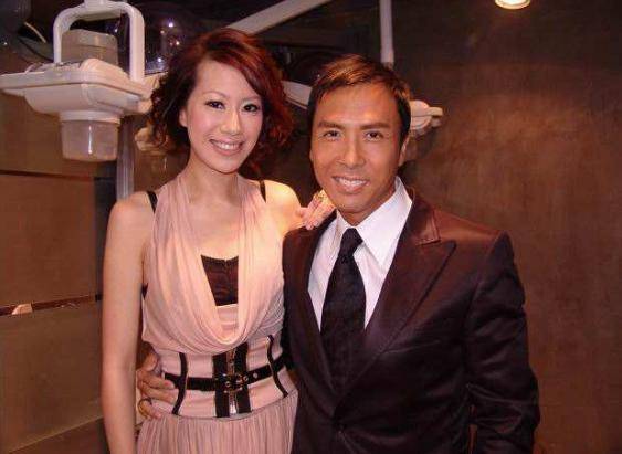 甄子丹女儿近照，基因遗传妈妈，15岁身高超过170cm