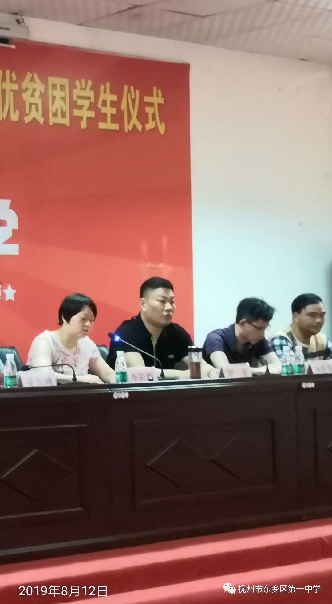 李彩梅向接受捐赠的同学们表示劝勉和鼓励,并提出了殷切的期望.