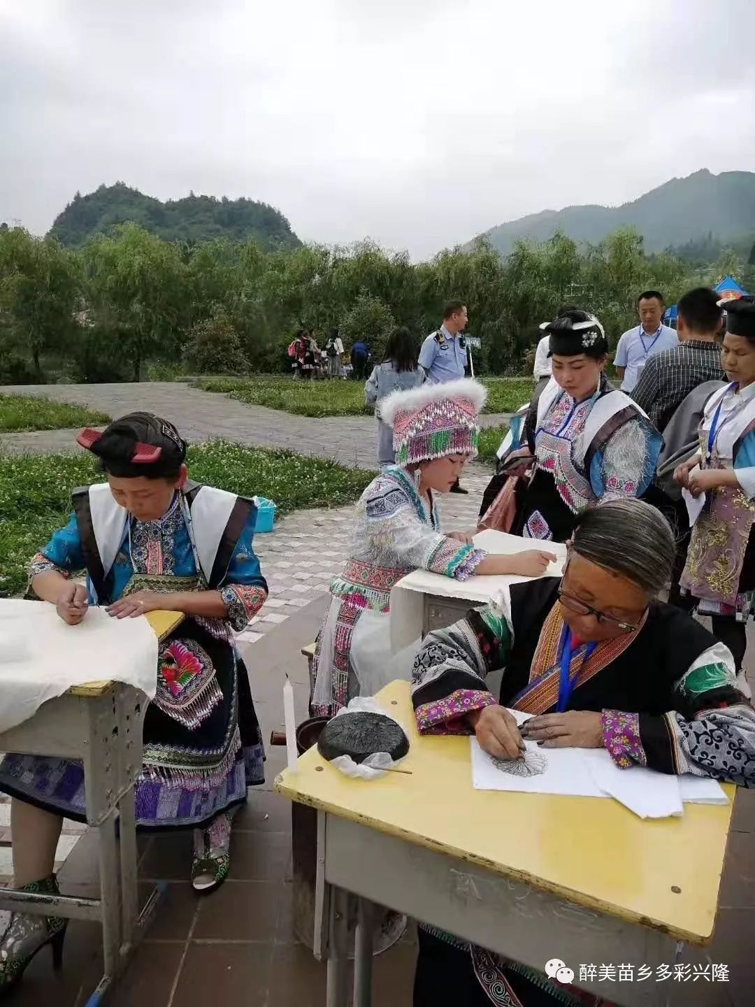 游客体验六寨苗族"蜡染"兴隆乡还积极开发农耕展示,民间技艺,时令