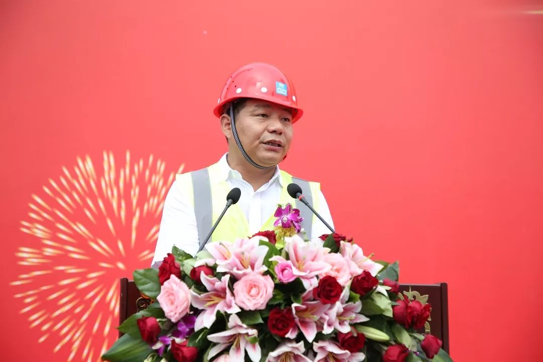 争先看今天这座超级厂房屋面钢结构完成首吊