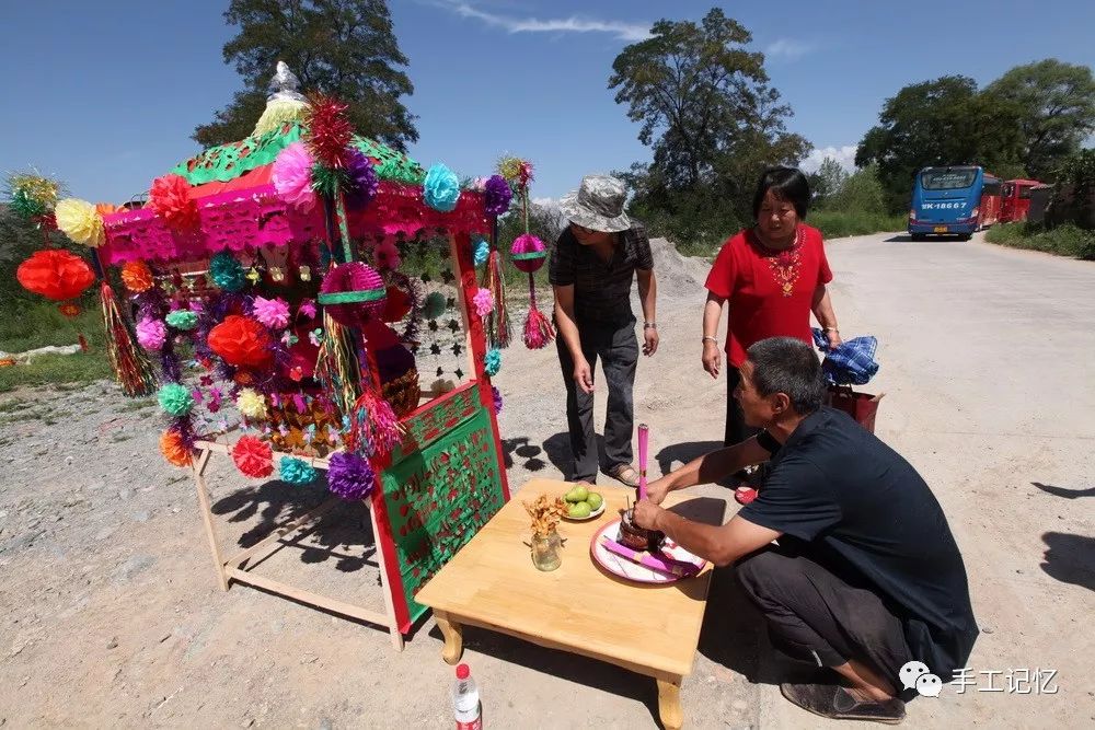 两地从村里聚过来,看来有点仓促,正观望间,一辆农用三轮驮来一顶轿子