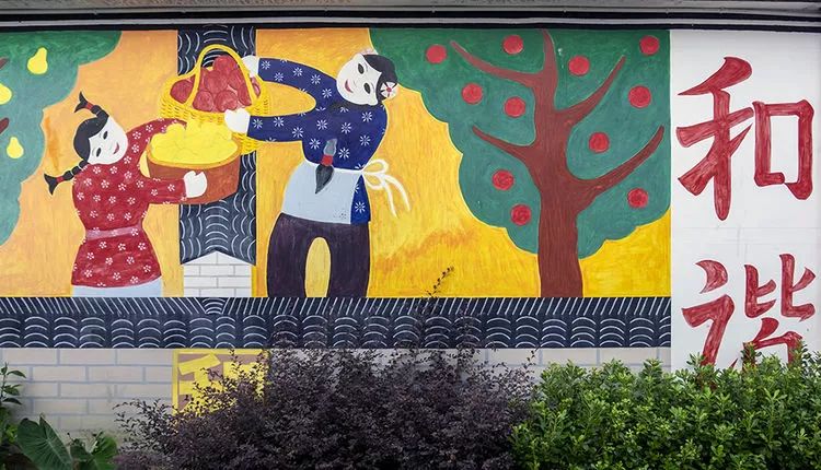 往往集砖雕,木雕及剪纸,墙饰等民间艺术于一体,兼具文人画与农民画