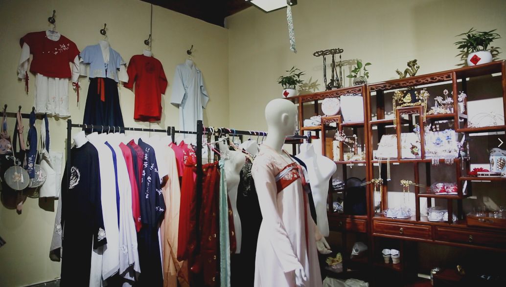 忻州古城文创街开街剪纸汉服花艺等传统手艺人纷纷亮绝活