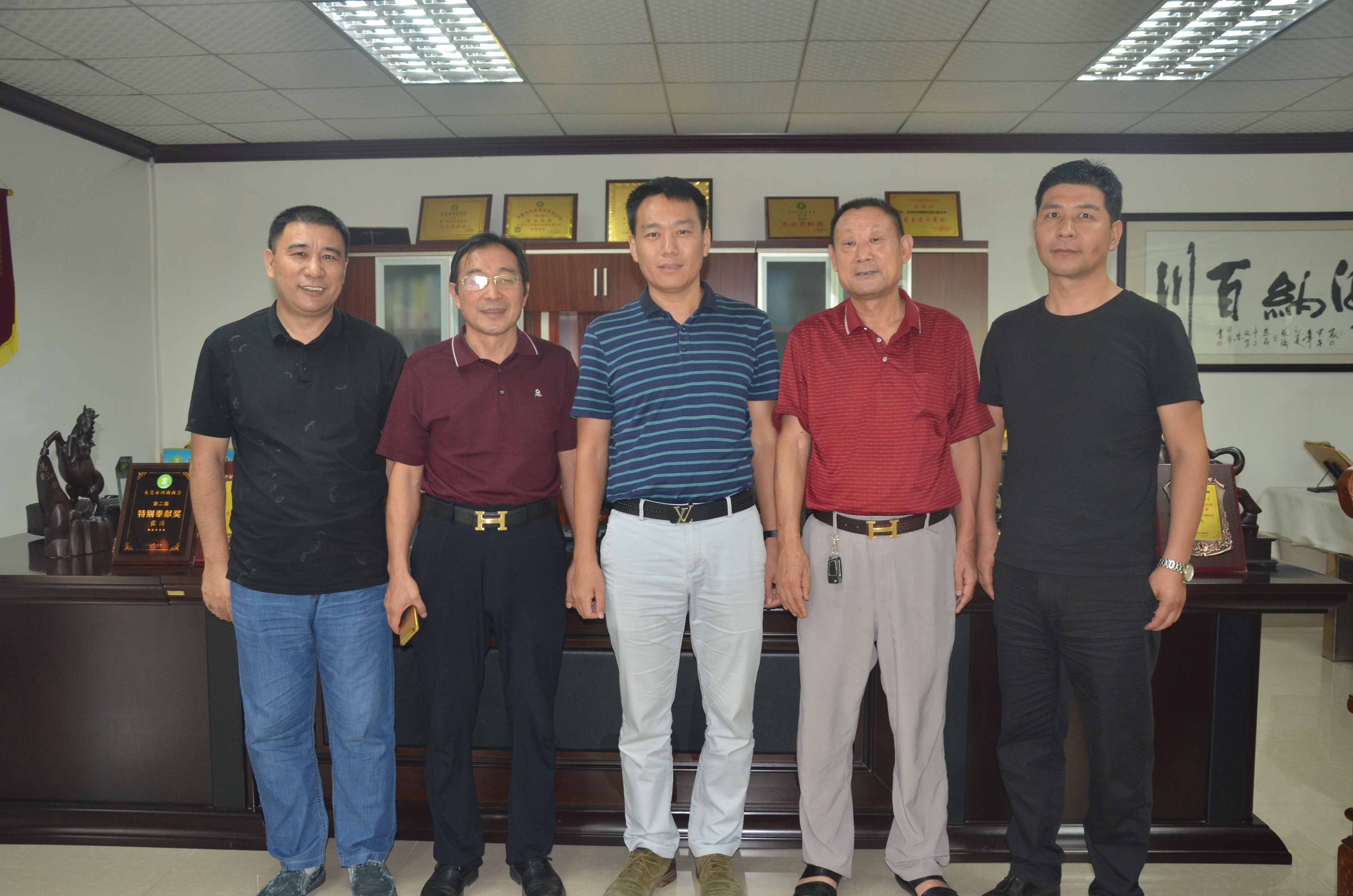 会上,东莞市河南商会厚街分会执行会长李明就分会上半年的平安文化