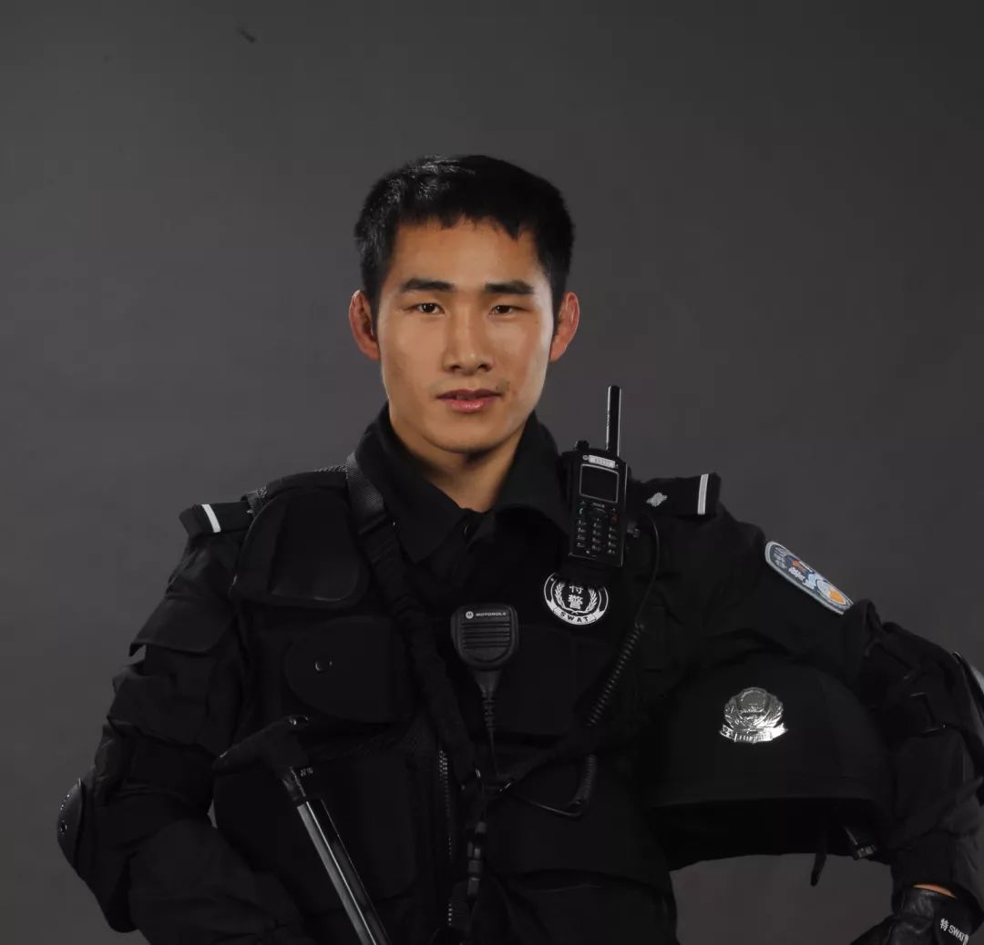 特警 王一鸣第三套衣服,用在夜间检查上交警 蒋黎春南京西路华山路