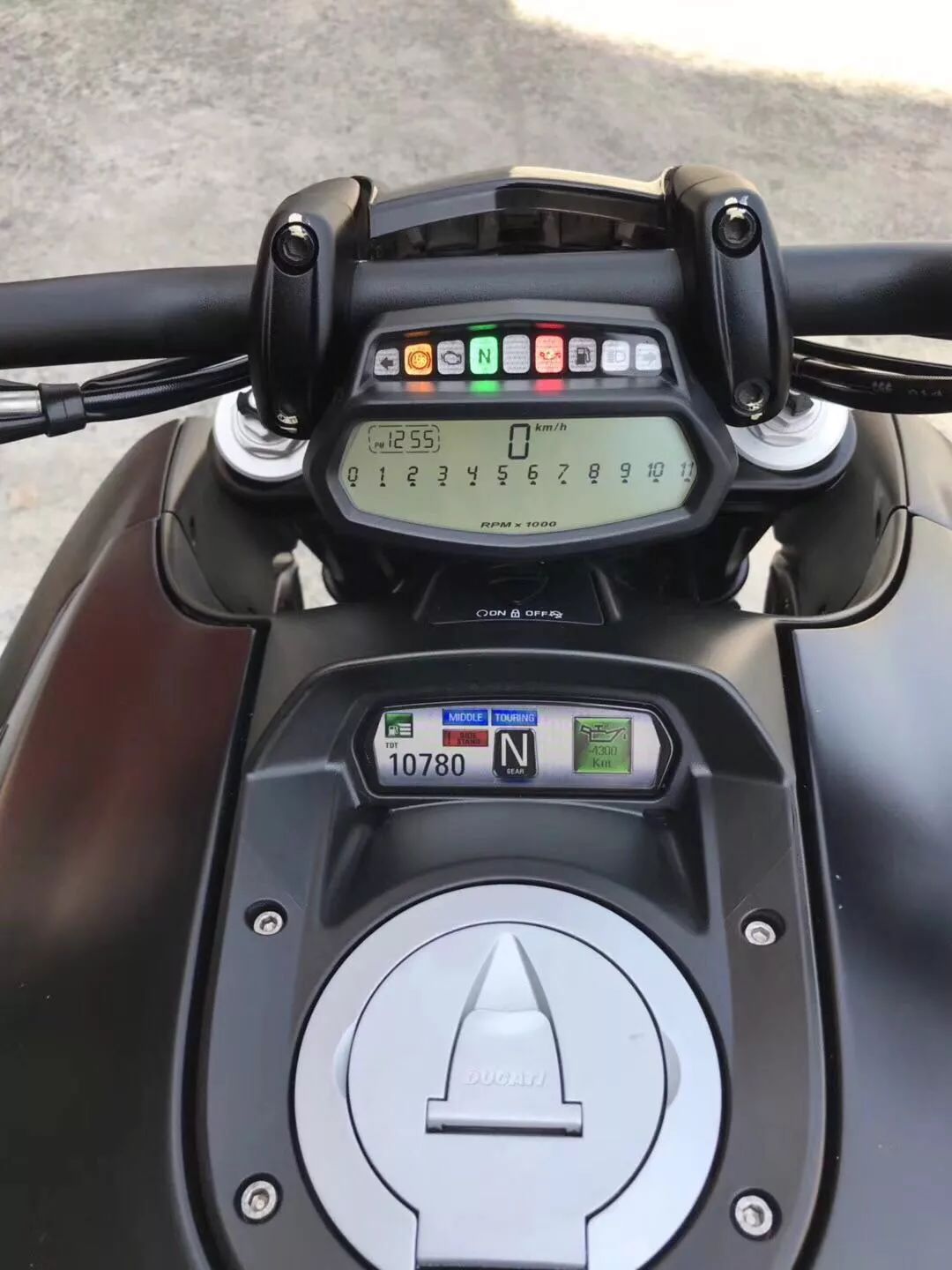 转让2016杜卡迪大魔鬼1200浙牌