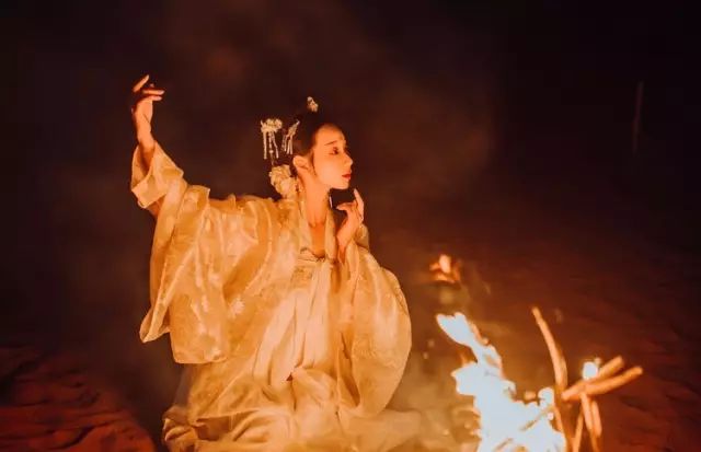 月染霜华转眼青丝成白发