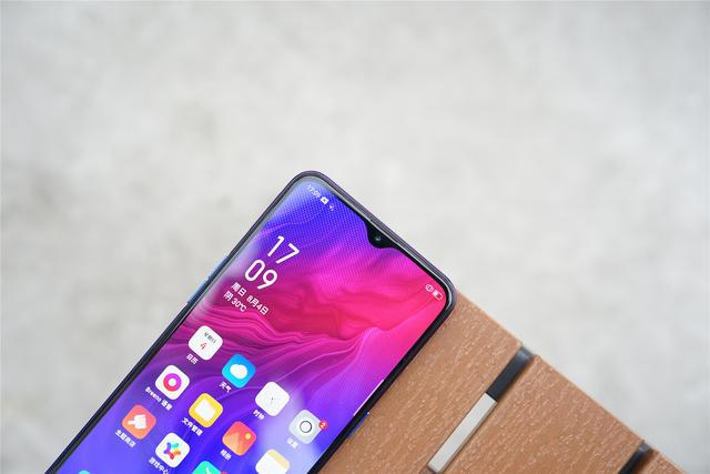 三边边框比较窄,位于屏幕上方前置摄像头有效像素达到了3200万,最大