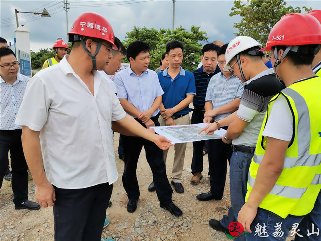 8月12日,灵山县县长刘钦带队到灵山大道和大浦高速公路服务中心项目