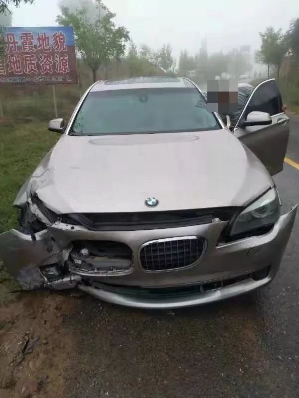靖边一辆宝马7系撞到路边的防护石墩上了交警一看竟是