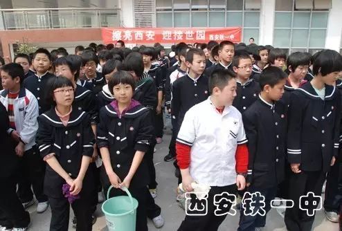 (图片来源:铁一中官网)校服特色:学生们戏称为"铁道服务员"但整体来说