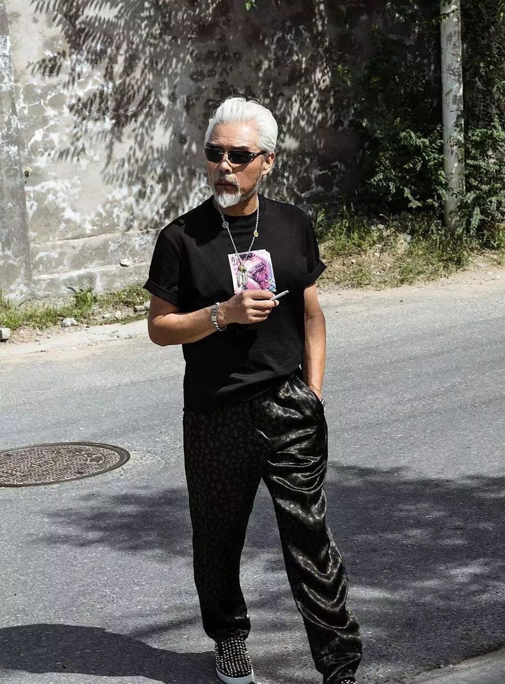 这个8旬老头比你潮!