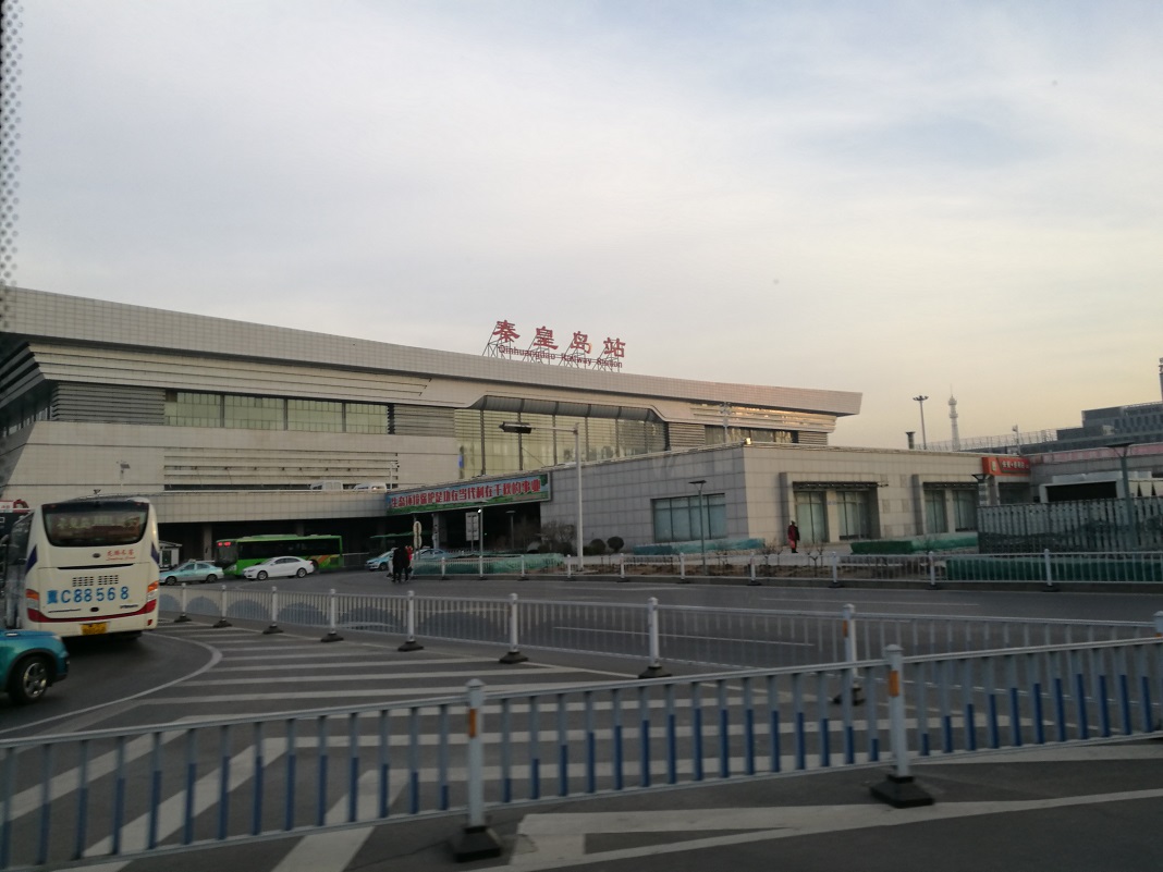 秦皇岛日强降雨致部分铁路列车停运