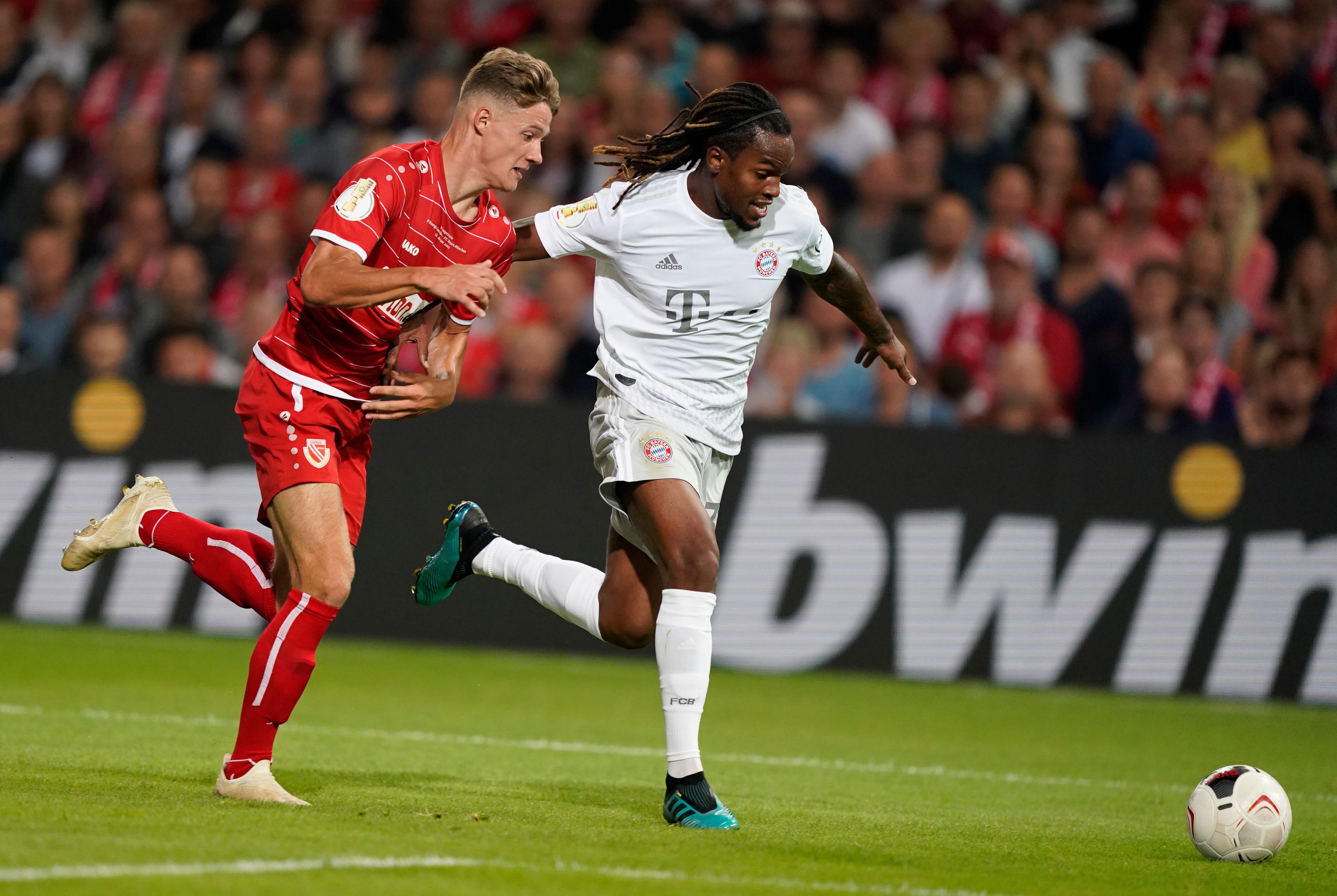 足球——德国杯:拜仁慕尼黑胜科特布斯