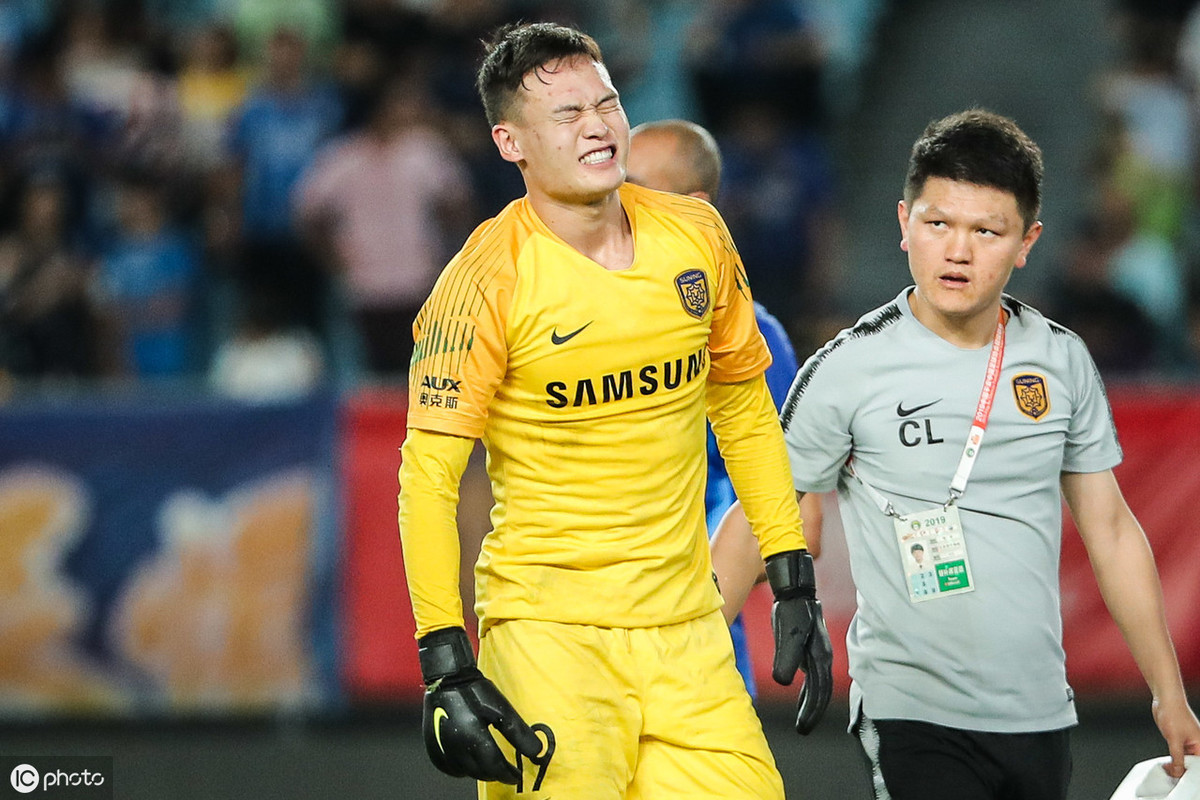 张岩冲撞倒地表情痛苦,无法坚持比赛顾超替补登场