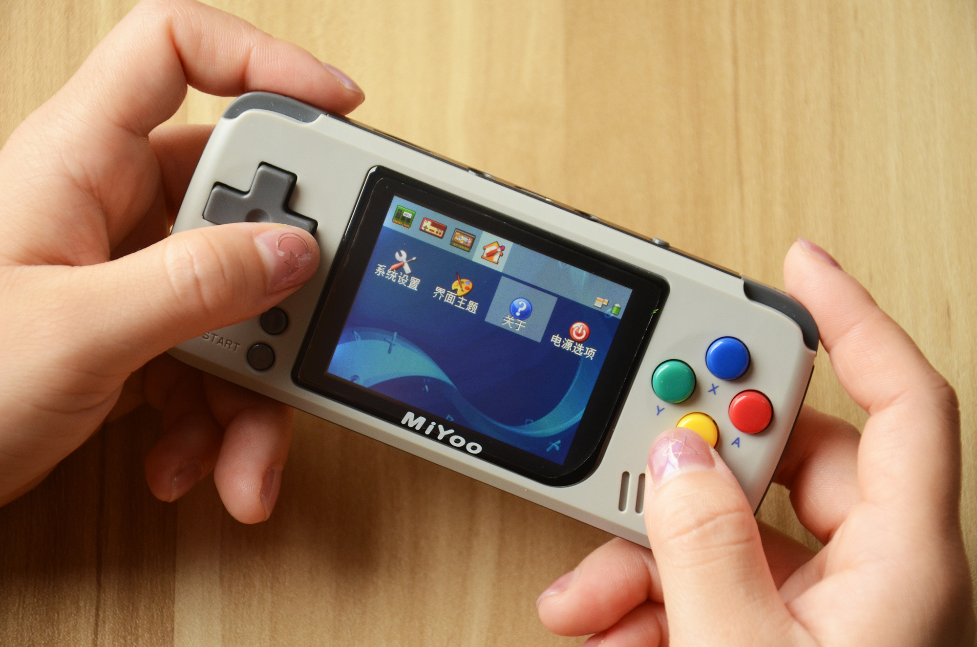 国产2.4英寸ips屏掌机体验,还能玩dos版的仙剑