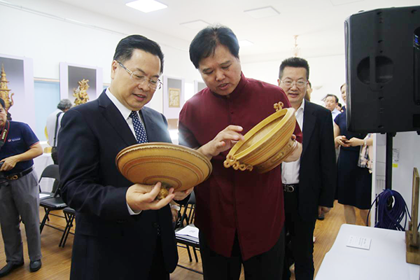 黄学敏大师与程学源大使进行竹编工艺的交流参会嘉宾合影黄小明大师