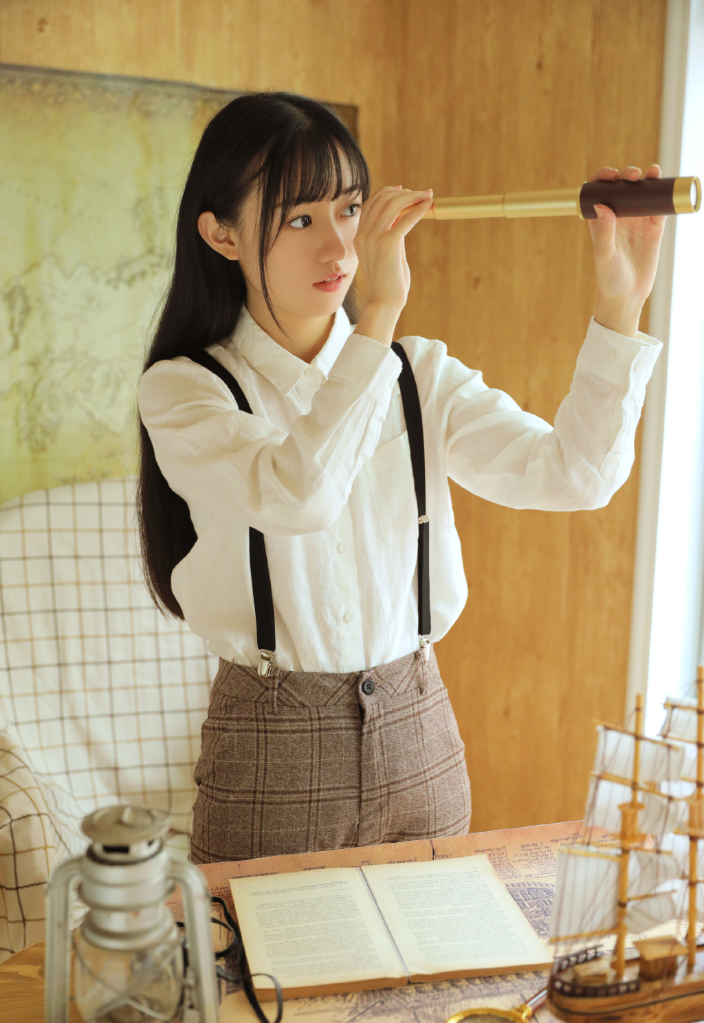 性感美女时尚写真,空气刘海少女背带裤白衬衣文艺气质,养眼迷人!