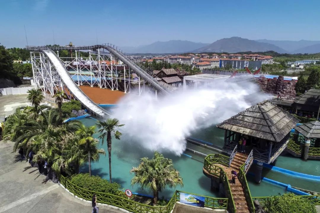 飞艇冲浪:乐满地主题乐园,拥有30余项游乐设施,在体验欢乐的同时感知