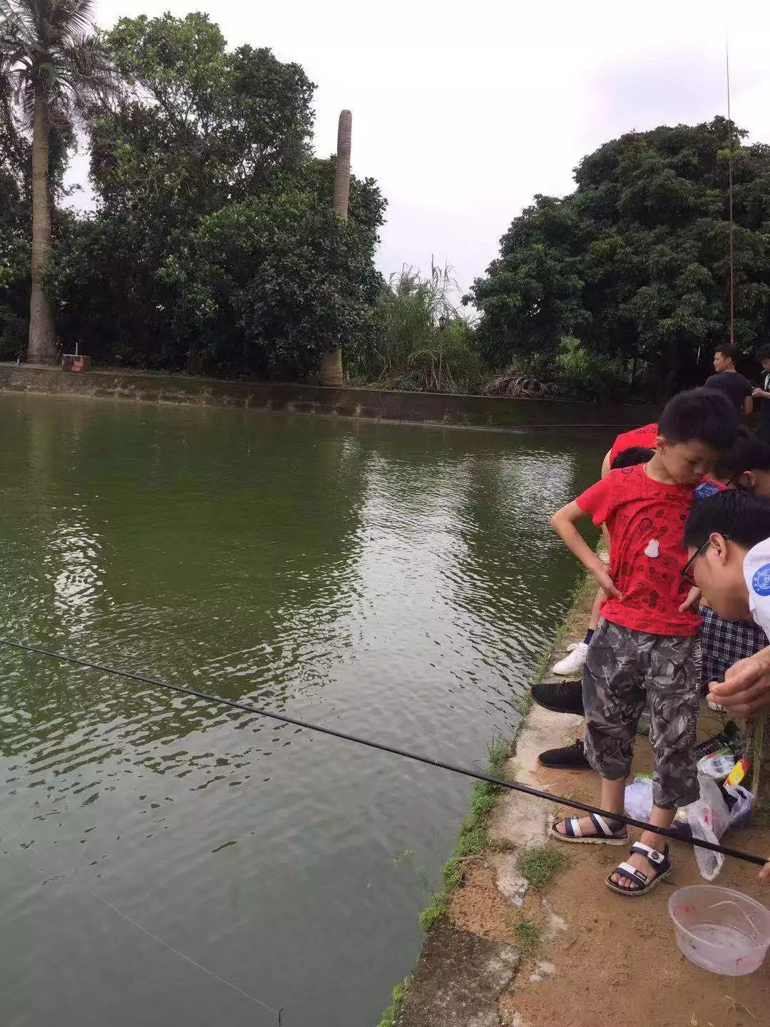 上骑单车,打麻将,玩桌球,羽毛球,乒乓球,飞镖等运动,也可以选择去划船