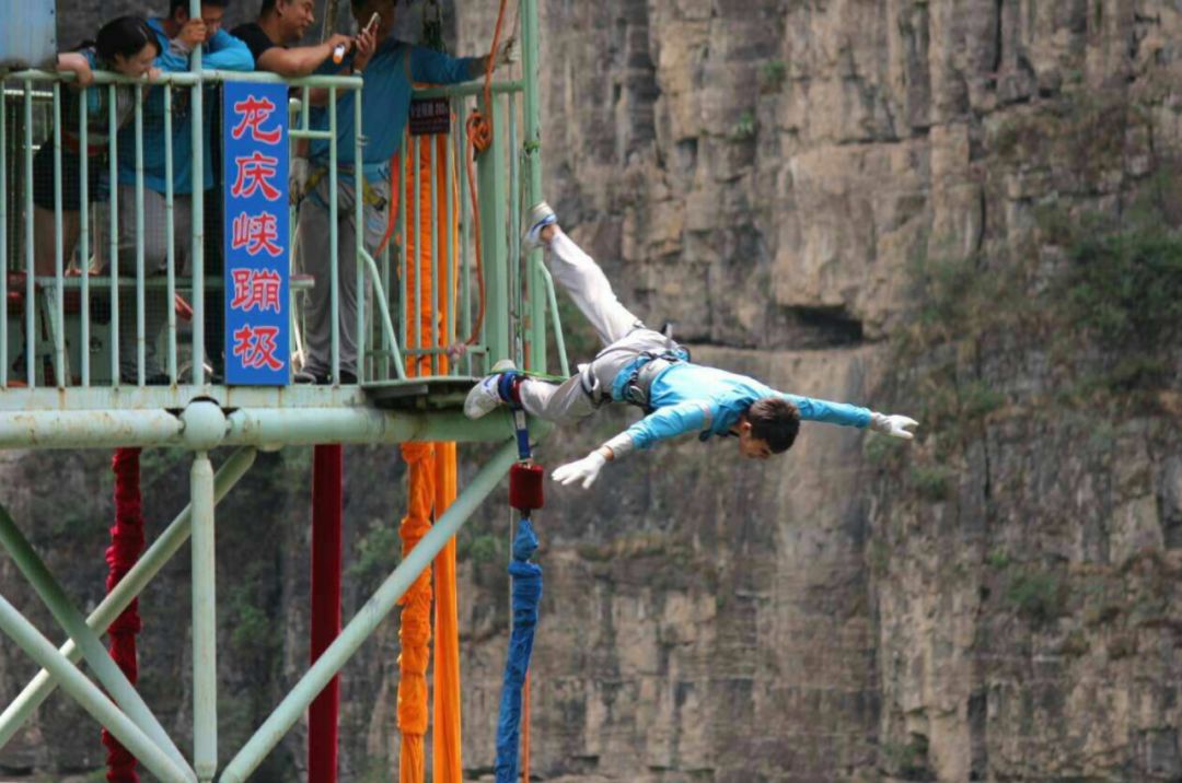 门票40元,蹦极跳150元南戴河仙螺岛蹦极蹦极塔位于景区内,需购景区