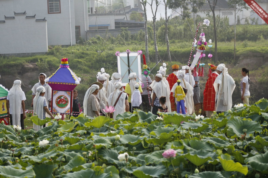 四川省泸县葬礼实拍送葬场面