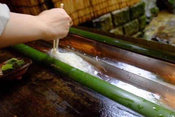 日本网红流水面,人人争相品尝,游客:不脏吗?