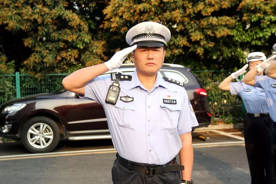 我来我在我担追记深圳交警支队西部高速公路大队一中队中队长刘海峰