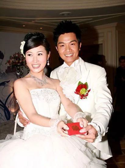 夫妻俩都没有大红,姐弟恋恩爱17年,如今一家五口颜值高_陈琪