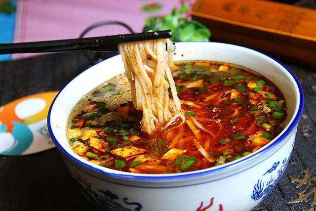 把汤浇到烙面上,汤要盖过烙面,然后开吃,一定要