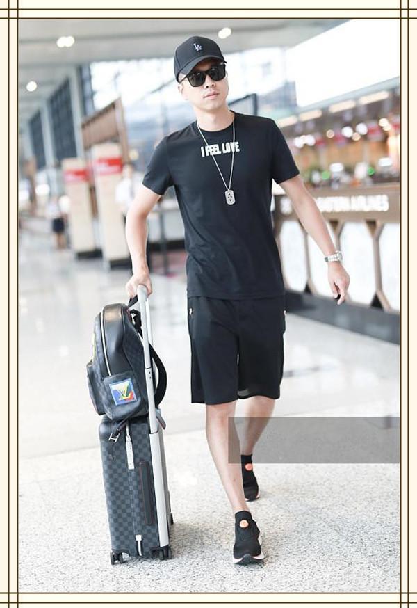 王雷携全家出游,当妈后的李小萌变化真大,紧身t腰间赘肉好明显_身材