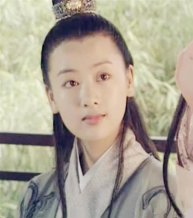 杜冰雁一身嫁衣,掀帘抬眸的一幕惊艳了无数人,然而她在剧里面穿上男装