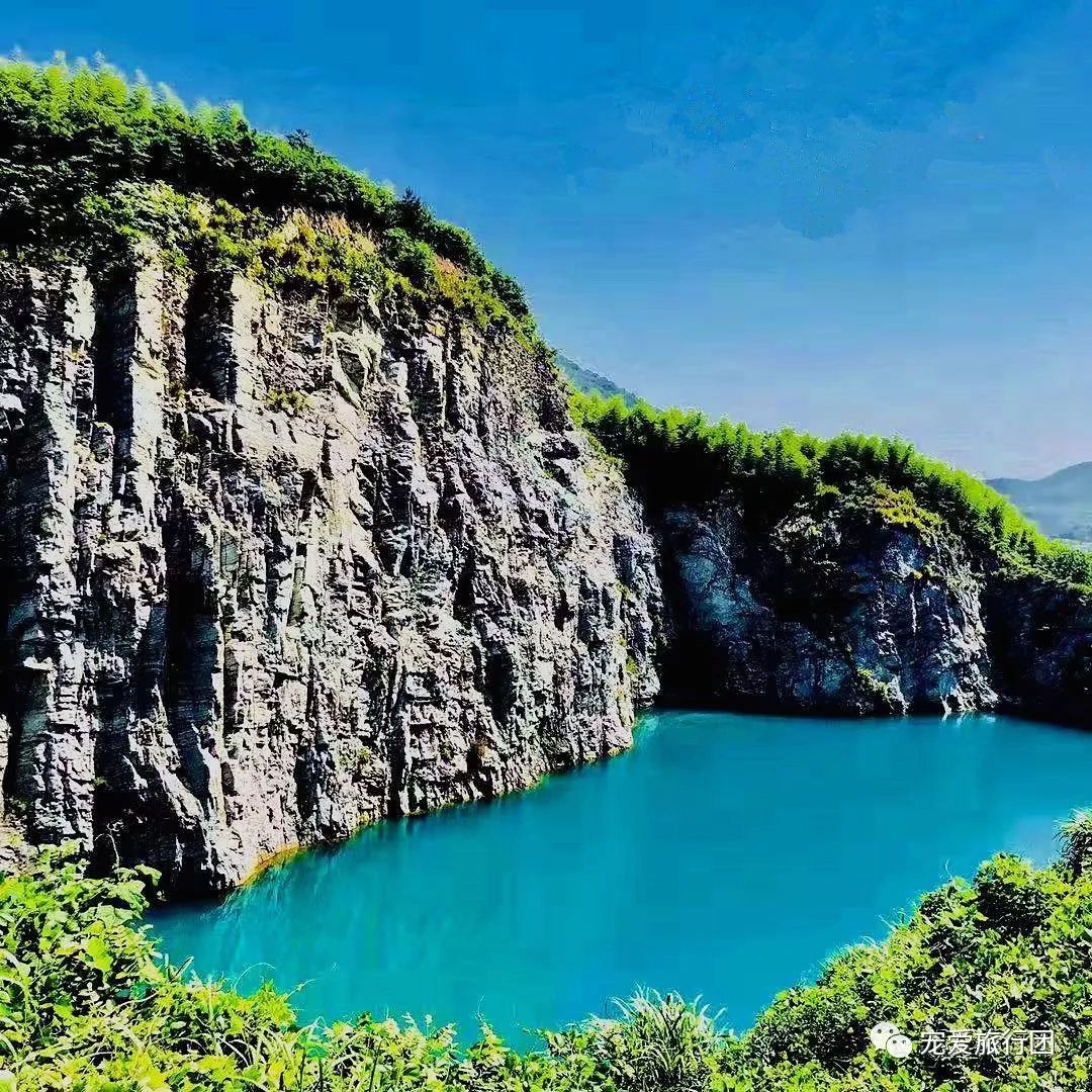 吧,不过这个潭只能拍照不能下水,因为这是个废弃矿坑形成的人工水潭