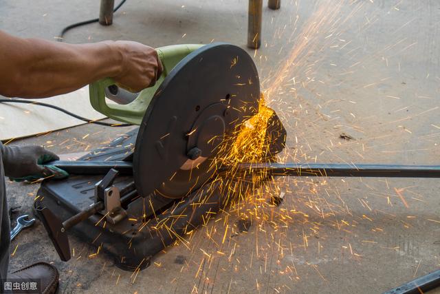 严禁使用已有残缺的砂轮片,切割时应防止火星四溅,并远离易燃易爆物品