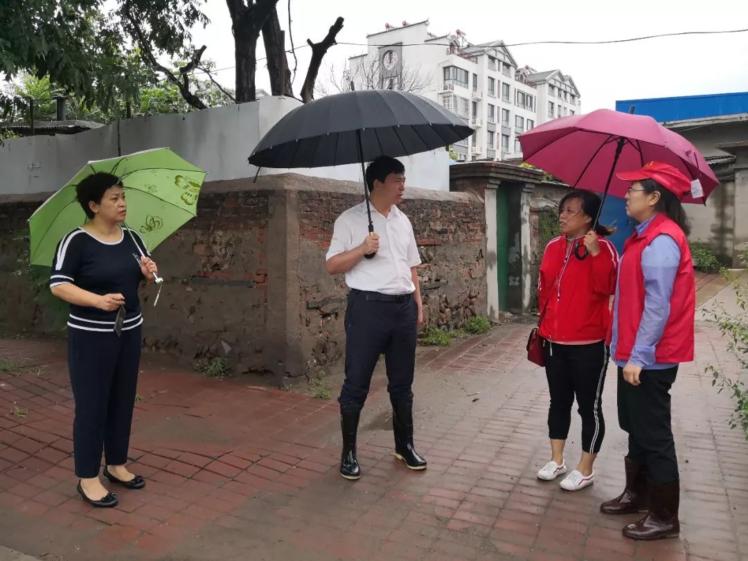 群眾的安危是我們的牽掛山海關區委常委區委辦主任到西關街道轄區實地