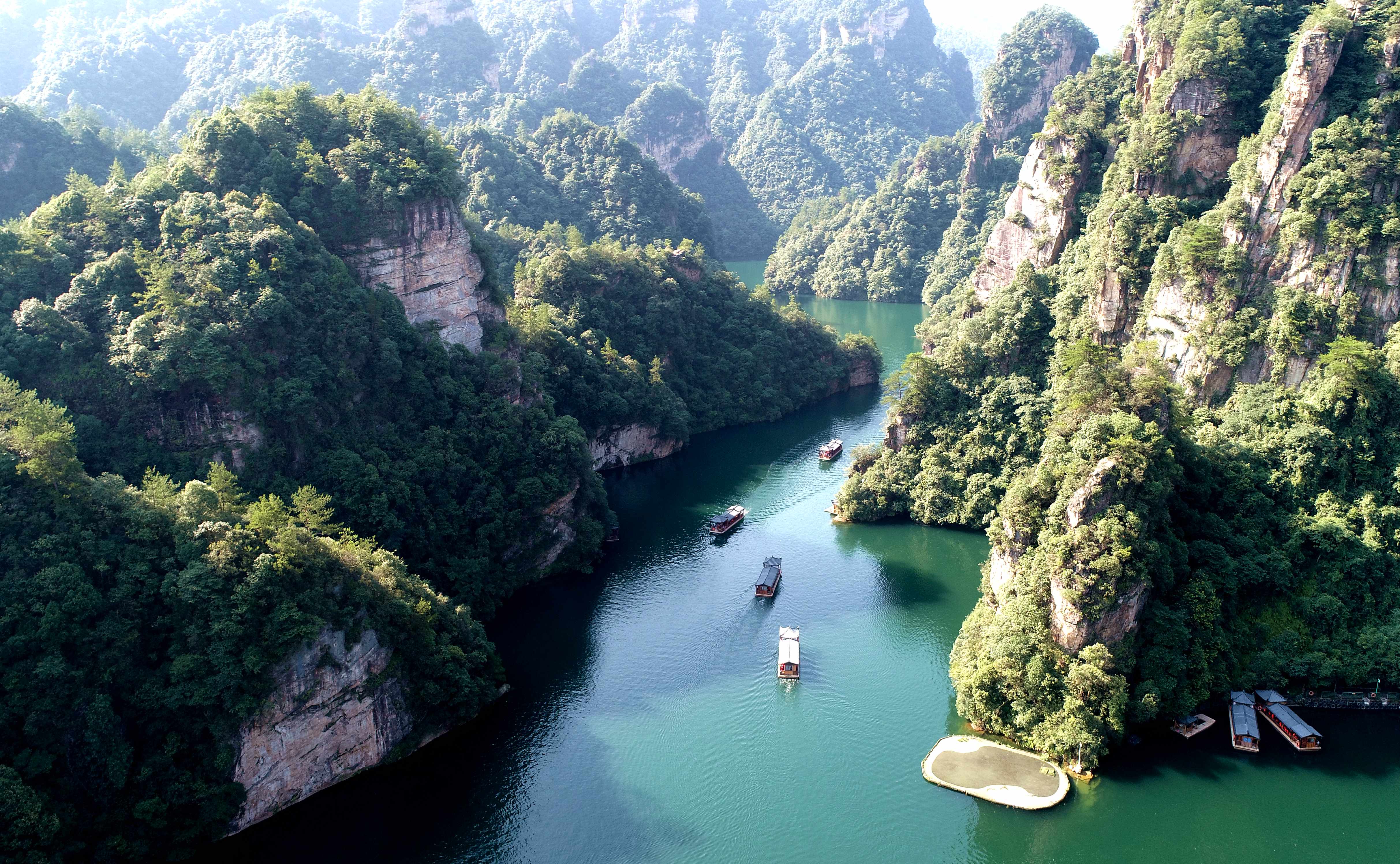 8月13日,游人乘船在张家界武陵源宝峰湖风景区游览.