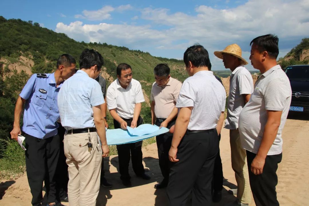 8月13日,旬邑縣政府縣長王旭到太村鎮赤道垃圾填埋場,張洪鎮垃圾填埋