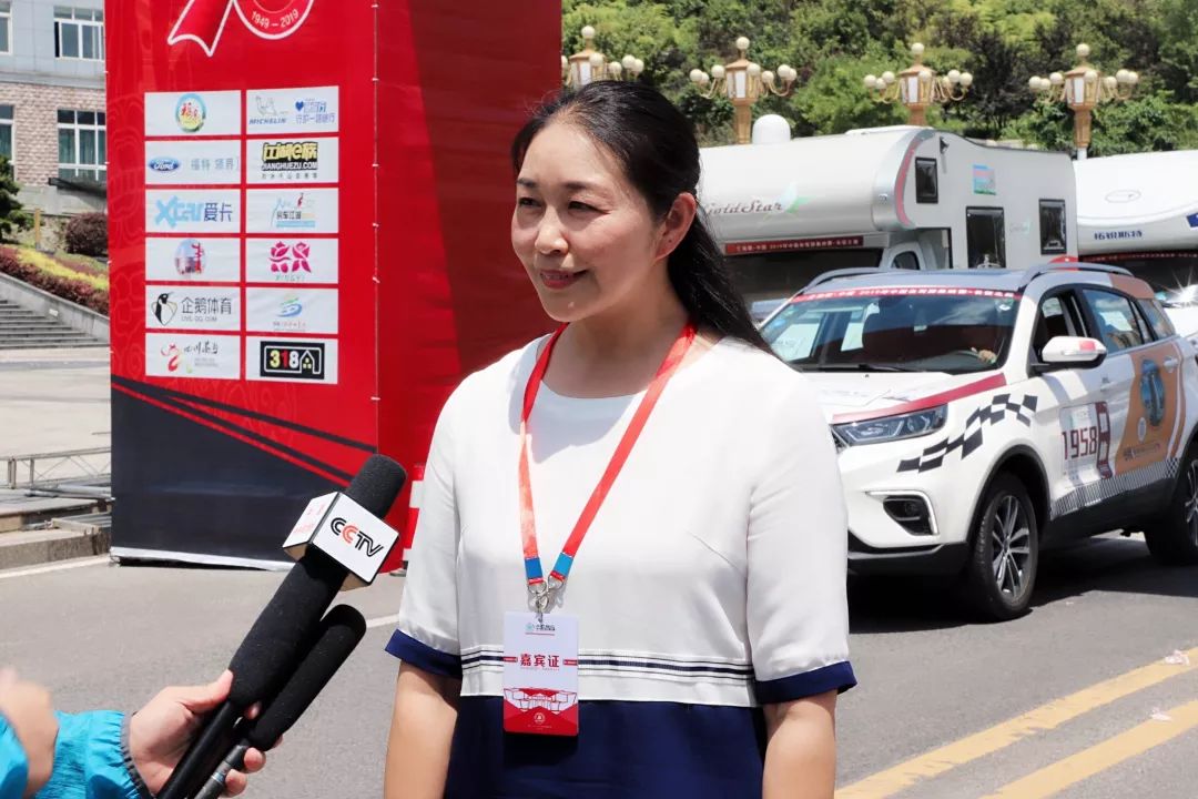 中共福泉市委常委,市委宣传部部长汪华庄严的升国旗奏国歌之后由中共